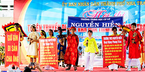 Phần thi chào hỏi của các học sinh Trường THCS Nguyễn Hiền.