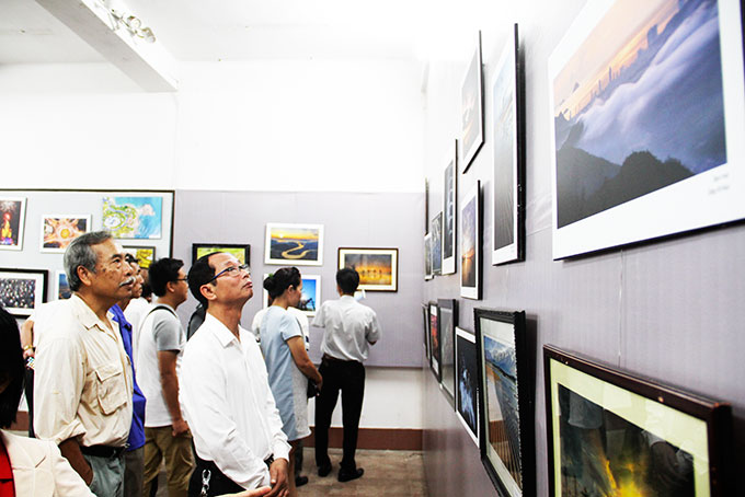 Đông đảo công chúng yêu nghệ thuật nhiếp ảnh  đến tham quan triển lãm.