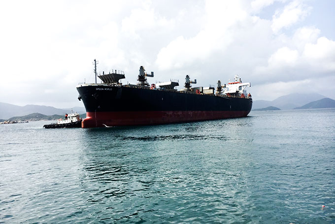 Tàu GREEN WORLD chở dăm gỗ xuất khẩu cập cảng bắc Vân Phong. (Ảnh do đơn vị cung cấp)