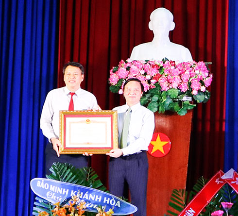 Đồng chí Nguyễn Khắc Định trao bằng khen của Thủ tướng Chính phủ cho ông Hà Văn Thông. 