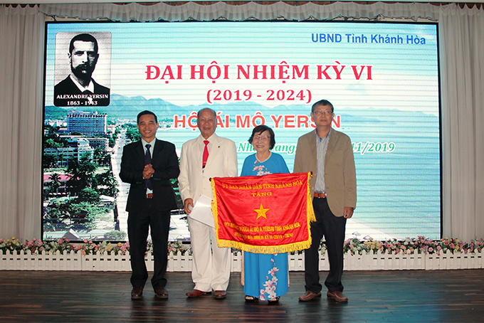 Lãnh đạo Hội ái mộ A.Yersin đón nhận cờ thi đua của UBND tỉnh. 