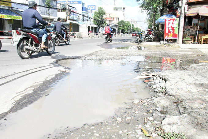 "Ổ gà" nơi ngã ba đường