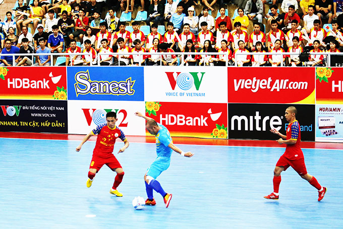 Cầu thủ của 2 đại diện futsal Khánh Hòa cùng tranh tài trong một giải đấu.
