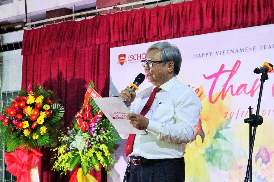 Thầy Phạm Hữu Bình - Hiệu trưởng nhà trường phát biểu về ý nghĩa của ngày Nhà giáo Việt Nam 20-11. 