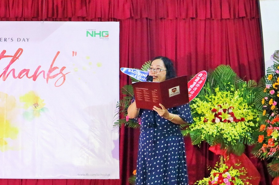 Bà Trần Thị Dạng - Trưởng Ban đại diện cha mẹ học sinh của trường phát biểu tại buổi sinh hoạt. 