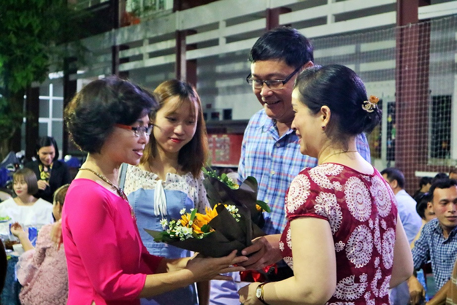Các phụ huynh tặng hoa và giao lưu với thầy cô giáo. 