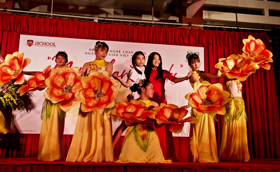 Trước đó, Tại đêm văn nghệ kỷ niệm 37 năm ngày Nhà giáo Việt Nam, 18 tiết mục xuất sắc được lựa chọn từ gần 40 tiết mục dự thi của các lớp đã được biểu diễn. Các tiết mục đa dạng về thể loại như: hát, múa, biểu diễn nhạc cụ... 