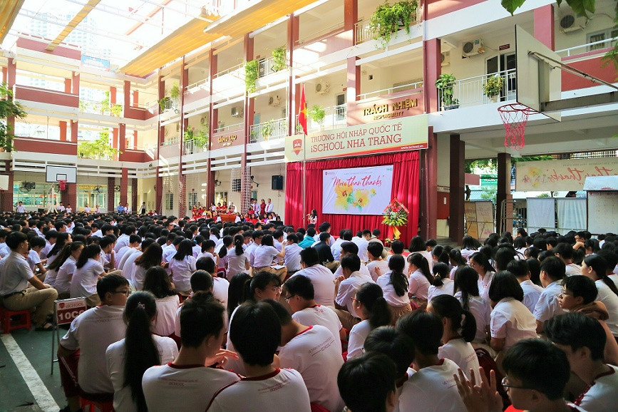 Trong sáng 18-11, toàn thể học sinh cấp THCS và THPT của trường đã tham gia sinh hoạt kỷ niệm ngày Nhà giáo Việt Nam, ôn lại truyền thống  "tôn sư trọng đạo " của dân tộc. 