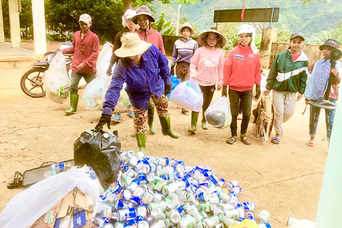 Phụ nữ Khánh Sơn thu gom phế liệu gây quỹ giúp phụ nữ nghèo.