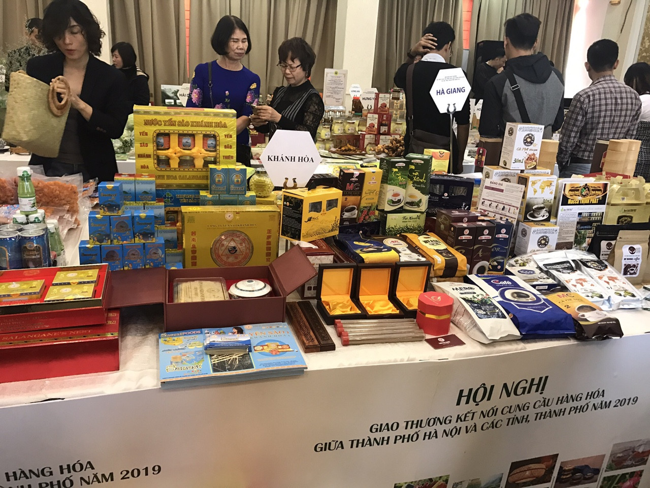 Sản phẩm của các doanh nghiệp Khánh Hòa trưng bày giới thiệu tại Hội nghị giao thương, kết nối cung cầu hàng hóa giữa TP. Hà Nội và các tỉnh thành phố trong cả nước năm 2019.    
