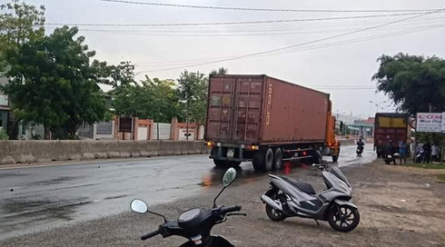 Sau khi cán qua người nạn nhân, xe container tiếp tục chạy 30 mét nữa mới dừng lại