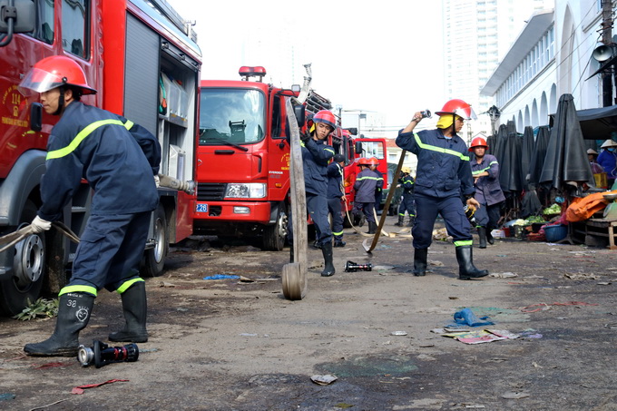 Hơn 500 người diễn tập chữa cháy tại chợ Đầm