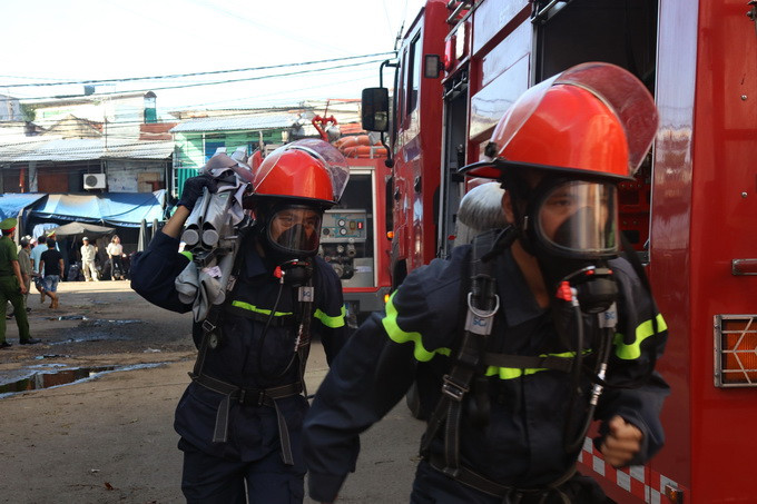 Lính cứu hỏa sử dụng mặt nạ phòng độc, tiếp cận hiện trường cứu người bị ngạt khói