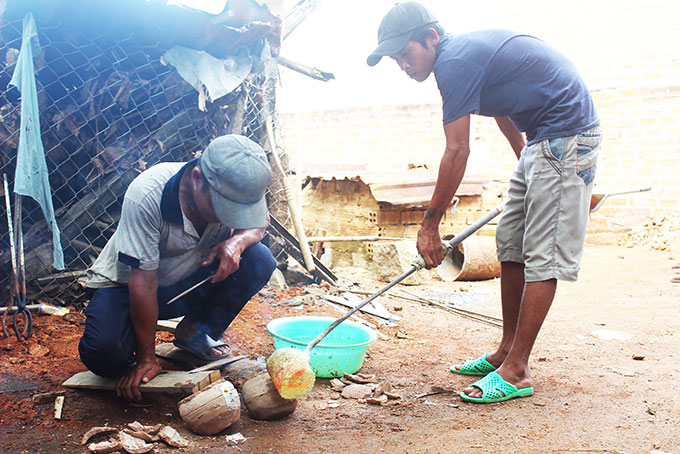 Một hộ dân ở làng đúc đồng Phú Lộc Tây  đang đổ mẻ đồng cho vụ Tết.
