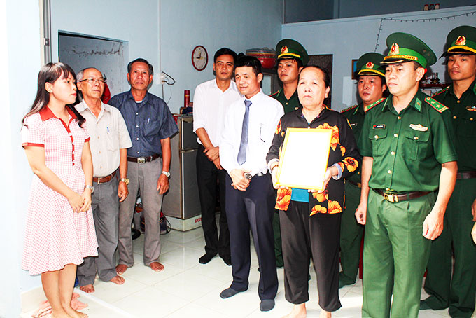 Bàn giao Mái ấm biên cương cho hộ nghèo