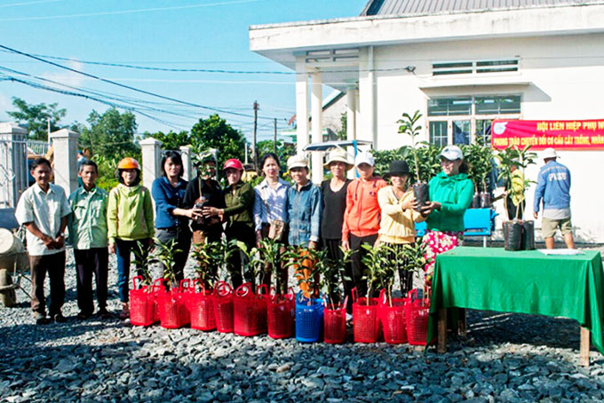 Các hội viên nhận cây giống do Hội Phụ nữ tặng.