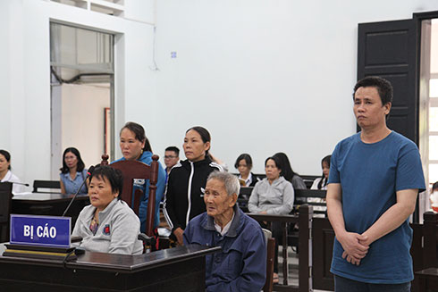 Dùng sổ đỏ cũ lừa bán đất, cả nhà vào tù