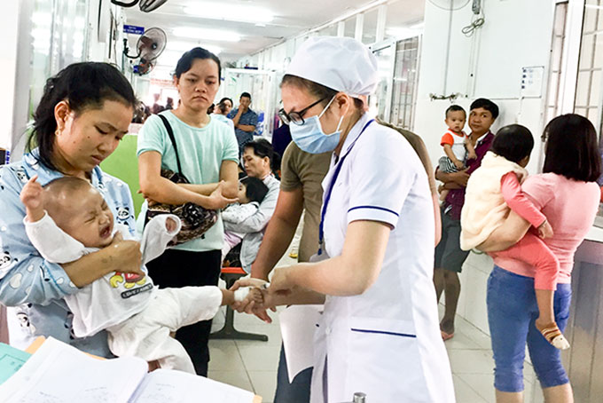 Chuyển mùa, trẻ nhập viện tăng cao