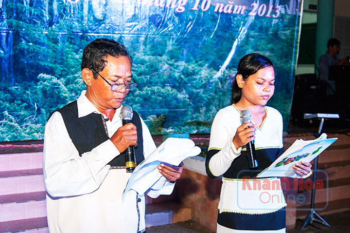 Cao Điệp Phới và con gái dẫn chương trình Liên hoan Dân ca Raglai toàn tỉnh tổ chức tại Cam Ranh.