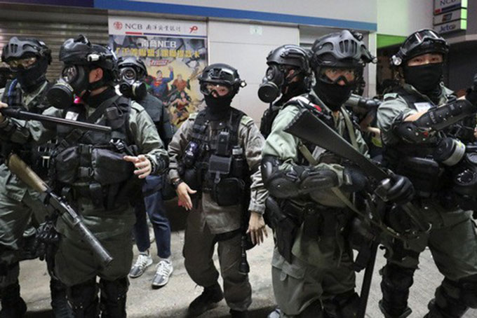 Cảnh sát Hong Kong điuợc điều động giải tán người biểu tình. Ảnh: SCMP.