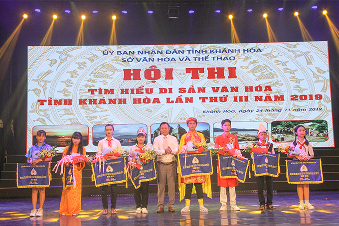 Đại diện Ban tổ chức trao cờ lưu niệm cho các đội tham gia hội thi.