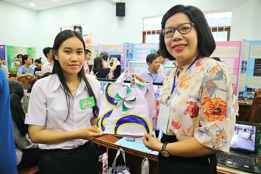 Một sản phẩm thân thiện với môi trường được làm từ bạt đã qua sử dụng của học sinh Trường THPT Lạc Long Quân. 