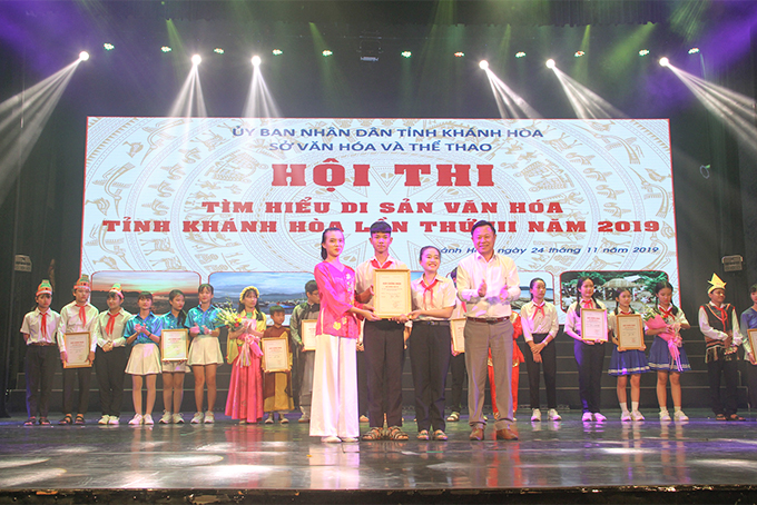 Đại diện Ban tổ chức trao giải Nhất cho đội thi đến từ Trường Tiểu học và THCS Diên Tân. 