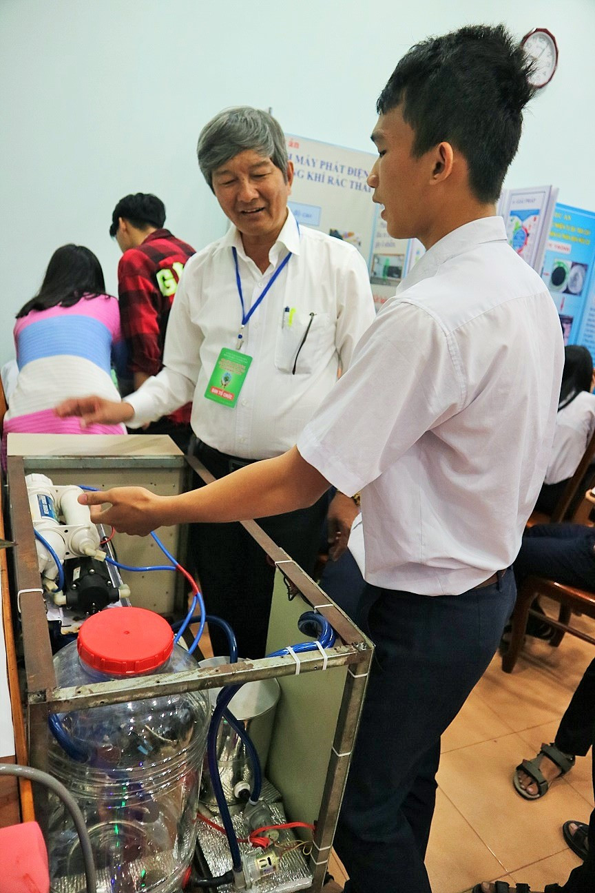 Mô hình máy tạo nước nóng lạnh từ không khí của học sinh Trường THPT Nguyễn Chí Thanh. 