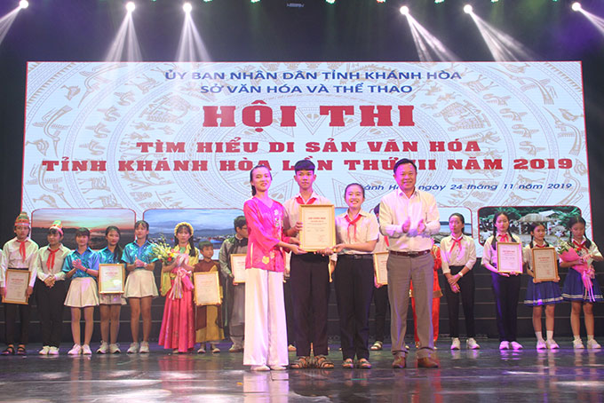 Đại diện ban tổ chức trao giải nhất cho các thí sinh đến từ Trường Tiểu học và THCS Diên Tân.