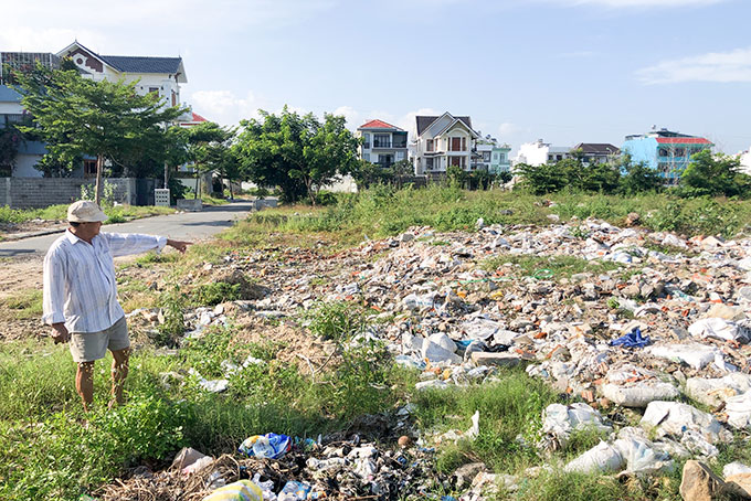 Những khu vực đất trống trong Khu đô thị mới Phước Long A bị đổ xà bần, rác thải rất ô nhiễm.