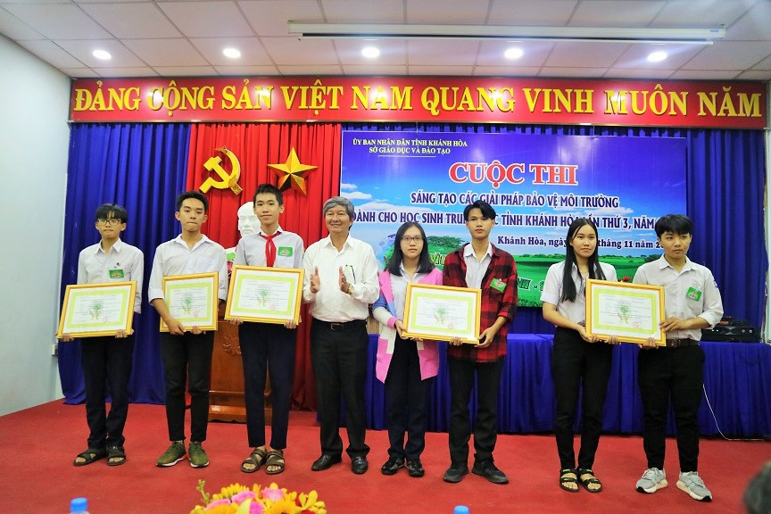 Le Dinh Thuan, deputy director of Khanh Hoa’s Department of Education and Training giving first prize to excellent individuals