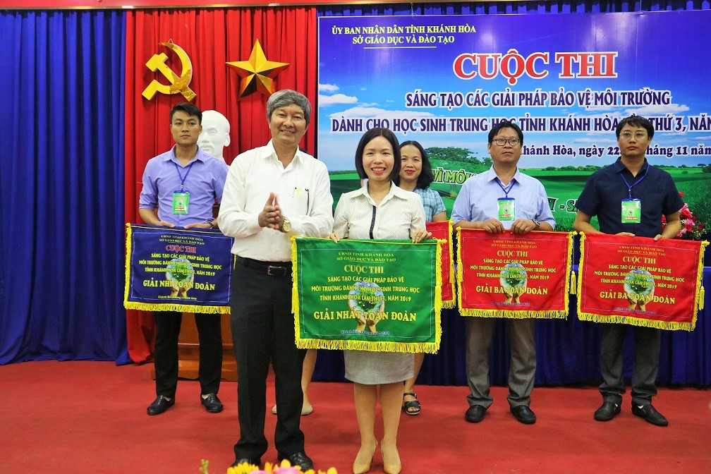 Le Dinh Thuan giving whole-team first prize to Vo Thi Sau Junior High School