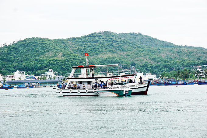 Tàu khách Khánh Hòa 2019 chạy trong vịnh Nha Trang.
