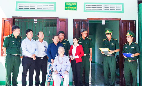 Thắm tình &quot;Mái ấm biên cương&quot;