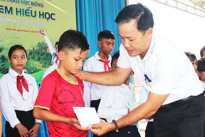 Đại diện lãnh đạo Viettel Khánh Hòa trao học bổng  cho học sinh nghèo huyện Khánh Vĩnh.
