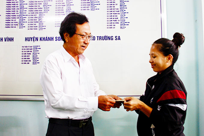 Trao hỗ trợ đột xuất cho 2 học sinh có hoàn cảnh đặc biệt