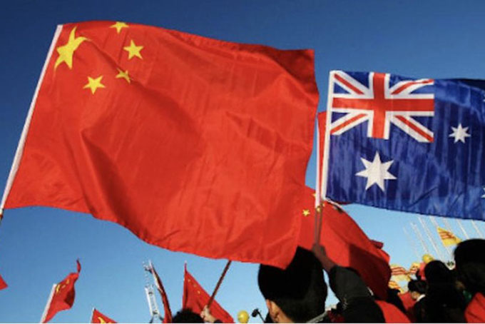 Cờ Trung Quốc và cờ Australia. Ảnh: Facebook.