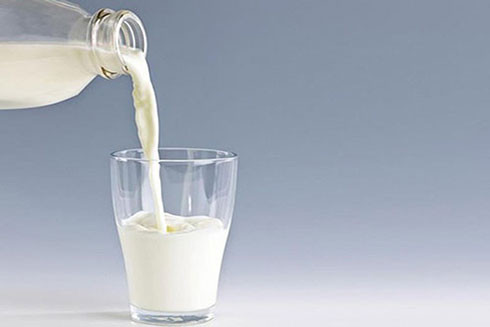 Cha mẹ cần lưu ý những nguyên tắc khi cho trẻ uống sữa tươi. Ảnh minh họa 