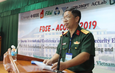 Đại tá, Tiến sĩ Lê Xuân Hùng - Phó Hiệu trưởng Trường Đại học Thông tin liên lạc phát biểu khai mạc hội nghị.