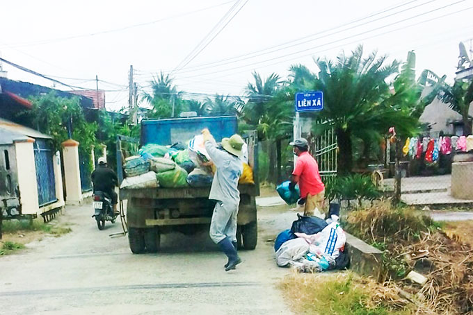 Thu gom rác tại xã Diên Điền.