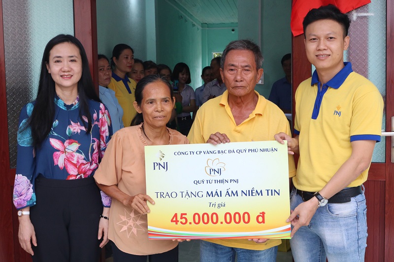Trao &quot;Mái ấm niềm tin&quot; cho hội viên phụ nữ nghèo xã Ninh Sơn