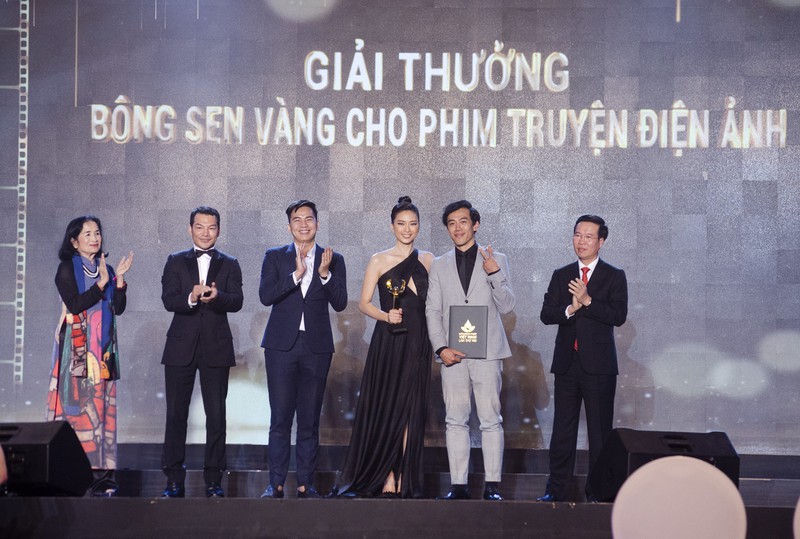 Đạo diễn Leon Quang Lê lên nhận giải Bông sen vàng cho phim Song Lang. 