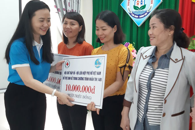 Lãnh đạo Hội LHPN tỉnh trao hỗ trợ sinh kế cho phụ nữ biên cương.