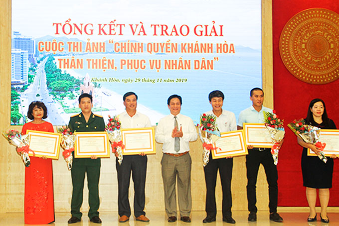 Trao giải cuộc thi ảnh Chính quyền Khánh Hòa thân thiện, phục vụ nhân dân