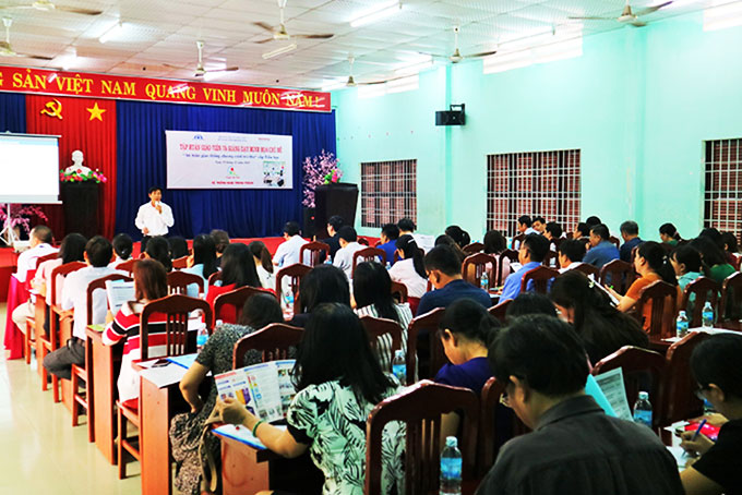 Tập huấn sử dụng tài liệu "Giáo dục an toàn giao thông cho nụ cười trẻ thơ"