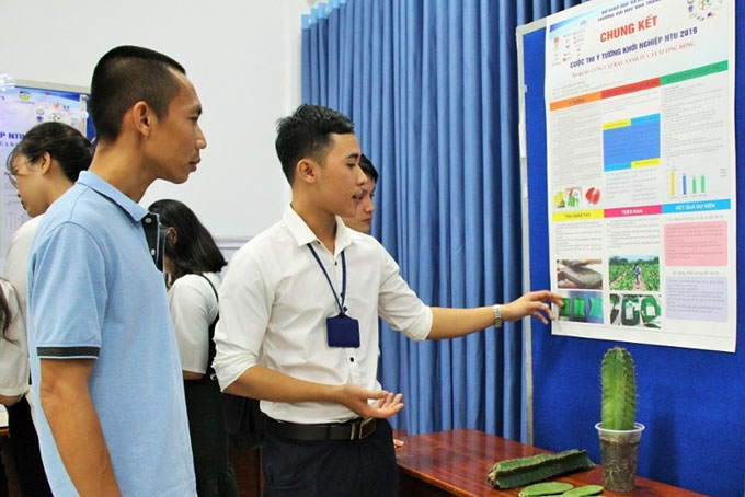 Sinh viên Cao Thanh Minh giới thiệu về ý tưởng phát triển cây xương rồng thành sản phẩm thương mại. 