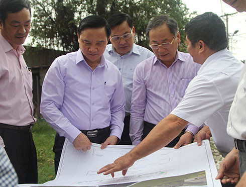 Bí thư Tỉnh ủy Nguyễn Khắc Định (thứ 2 từ trái qua) kiểm tra dự án tỉnh lộ 3