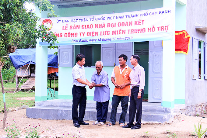 Ngành Điện miền Trung: Trao 7 ngôi nhà tình nghĩa tại Khánh Hòa