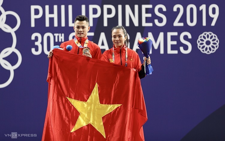 Gia Thành (trái) và Vương Thị Huyền giúp cử tạ Việt Nam sớm hoàn thành chỉ tiêu ở SEA Games 30. Ảnh: Đức Đồng.