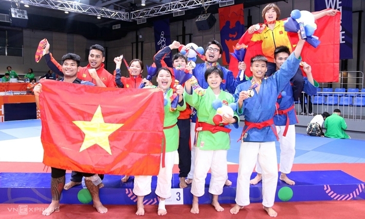 Niềm vui của đoàn kurash Việt Nam sau khi có tấm HC vàng thứ bảy ở SEA Games 30. Ảnh: Quang Huy.